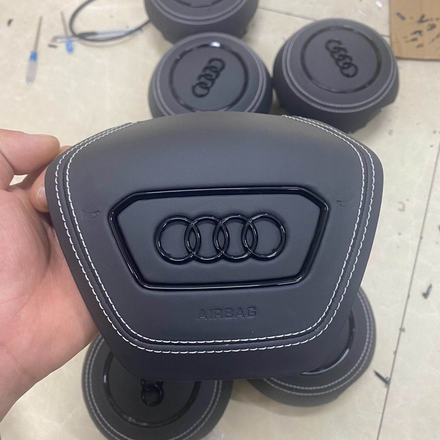 Applicable to the Audi A6 LC 8A7LA8 steering wheel cover, customizable genuine leather suede modification for the speaker cover, original cover plate.
