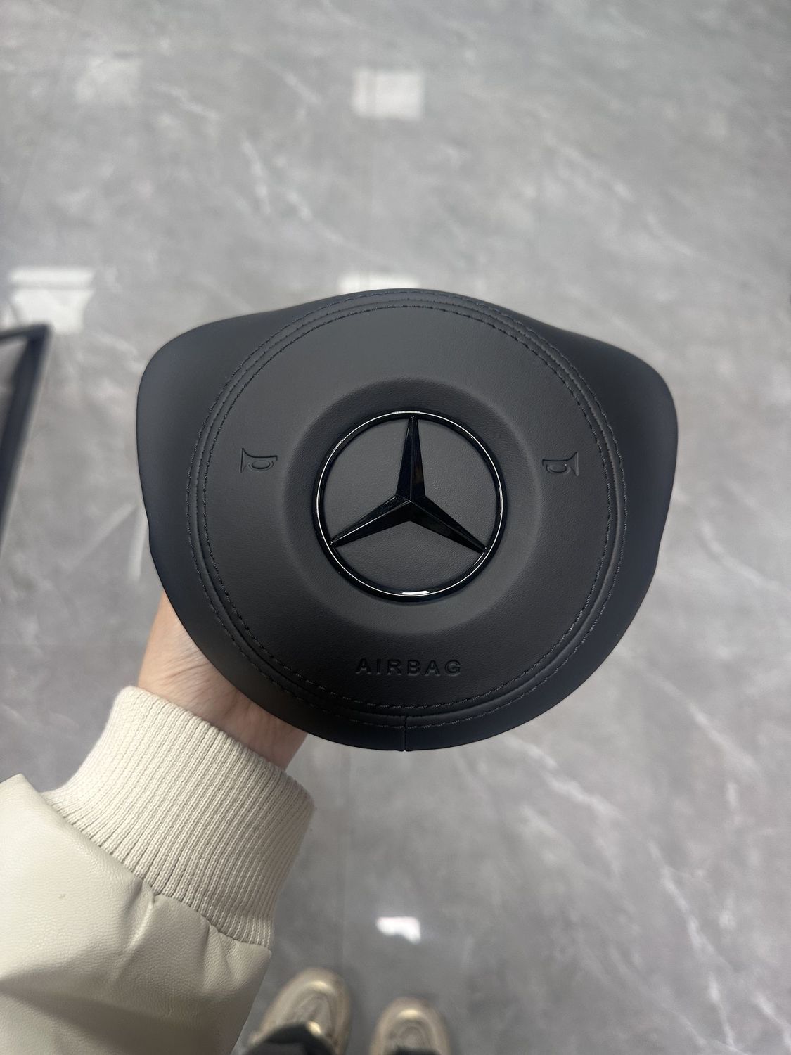 Adaptation for Mercedes-Benz C-Class C205, 213 V260, E200 Wuling steering wheel cover, horn cover modification, upgrade to leather material