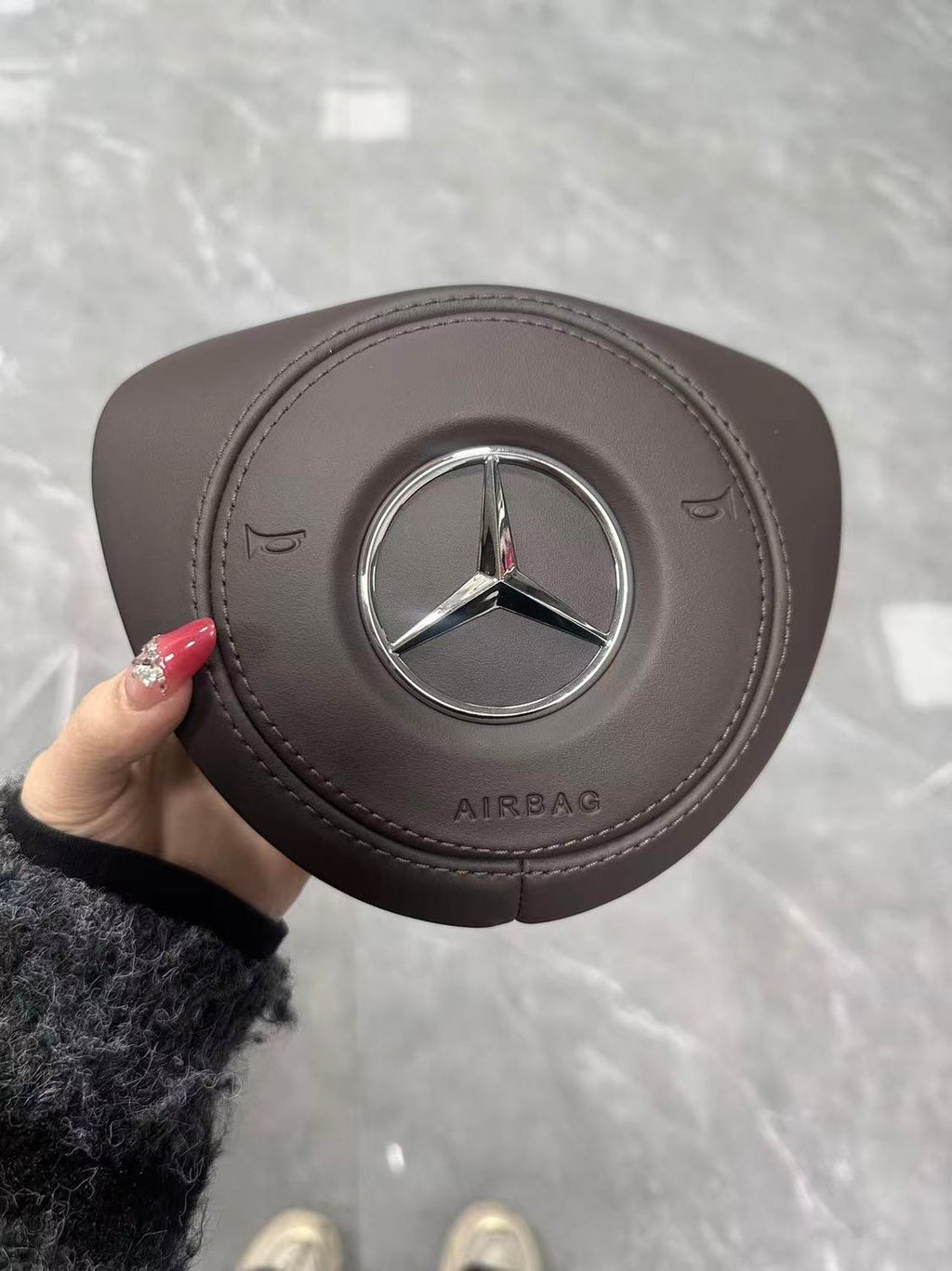 Adaptation for Mercedes-Benz C-Class C205, 213 V260, E200 Wuling steering wheel cover, horn cover modification, upgrade to leather material