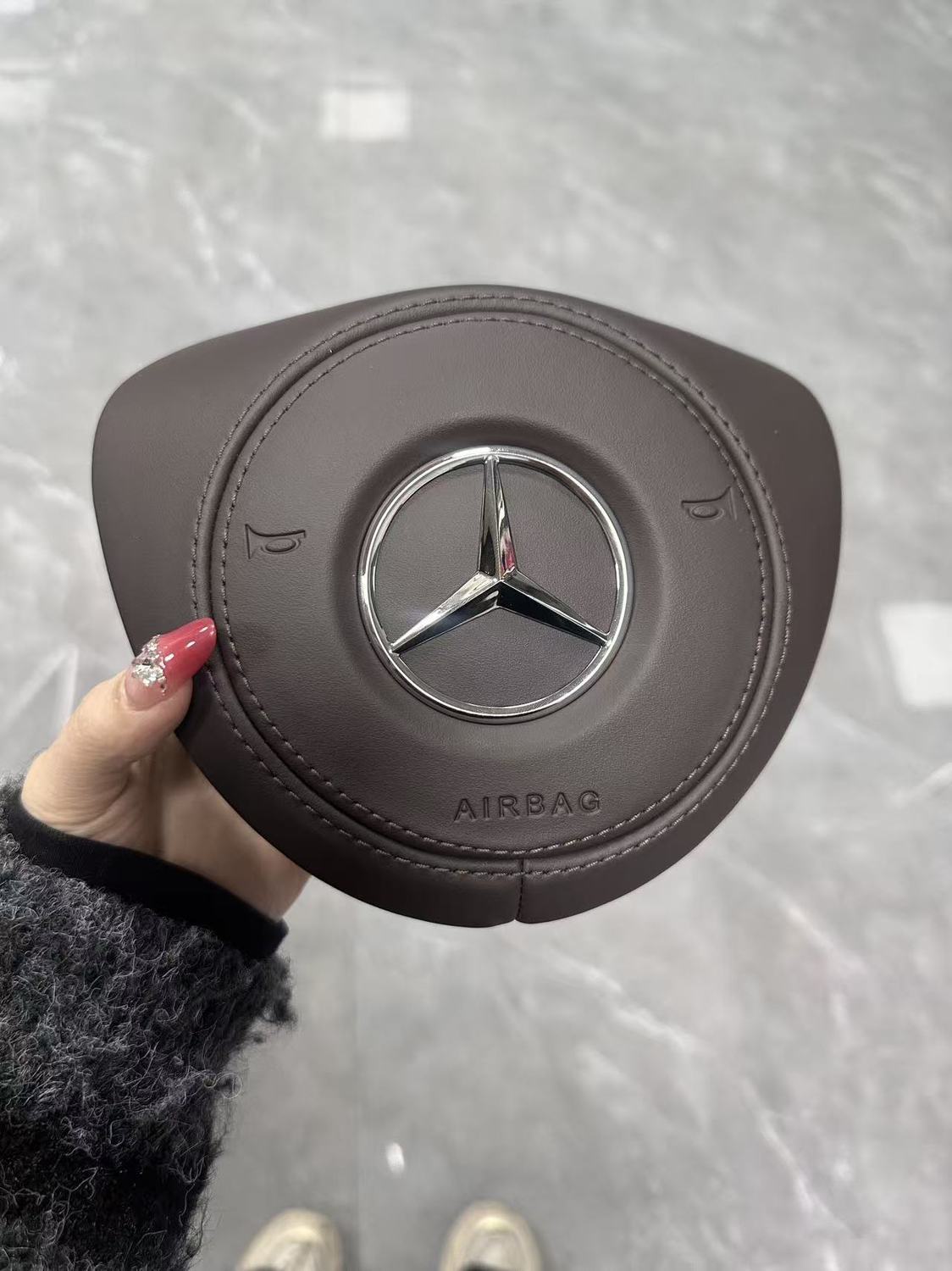Adaptation for Mercedes-Benz C-Class C205, 213 V260, E200 Wuling steering wheel cover, horn cover modification, upgrade to leather material