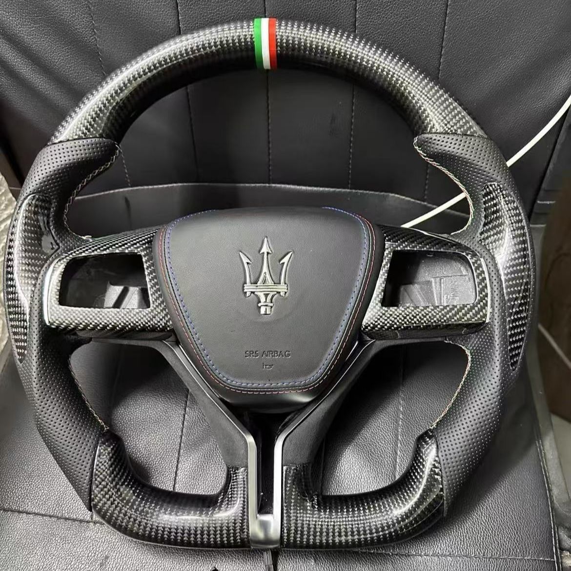 Applicable for customized steering wheel cover plates and horn covers of Maserati. Made of genuine leather imported suede. Factory direct sale.