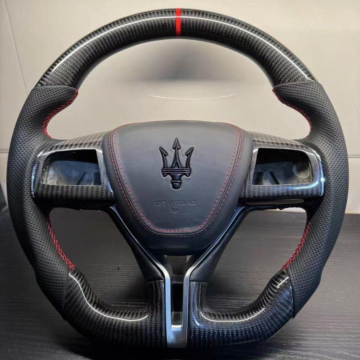 Applicable for customized steering wheel cover plates and horn covers of Maserati. Made of genuine leather imported suede. Factory direct sale.