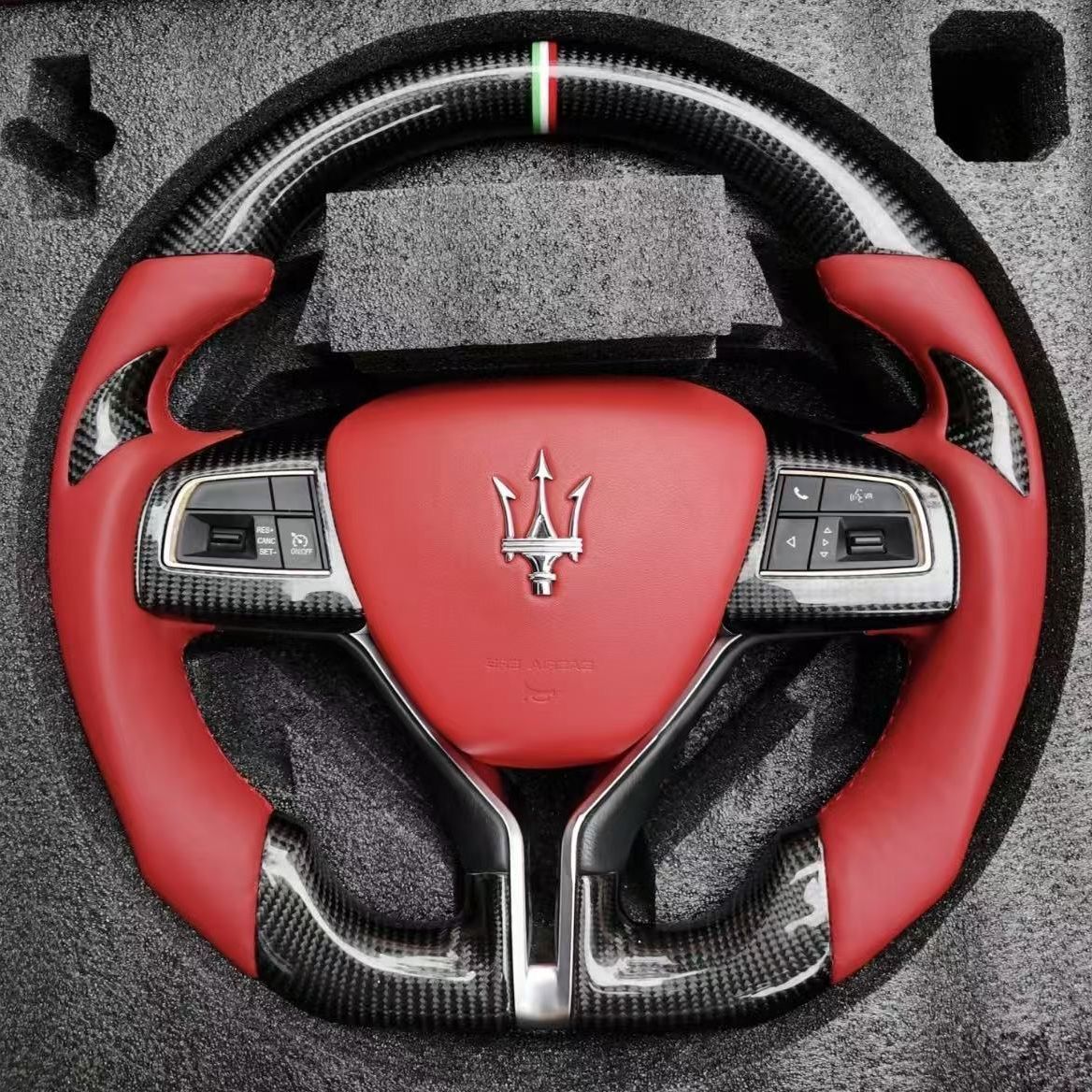 Applicable for customized steering wheel cover plates and horn covers of Maserati. Made of genuine leather imported suede. Factory direct sale.