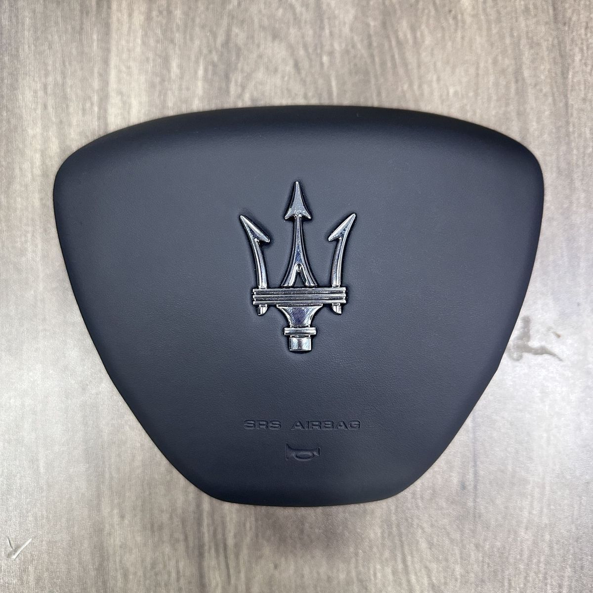 Applicable for customized steering wheel cover plates and horn covers of Maserati. Made of genuine leather imported suede. Factory direct sale.
