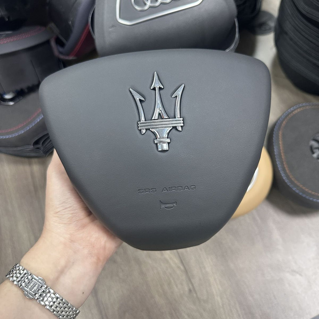 Applicable for customized steering wheel cover plates and horn covers of Maserati. Made of genuine leather imported suede. Factory direct sale.