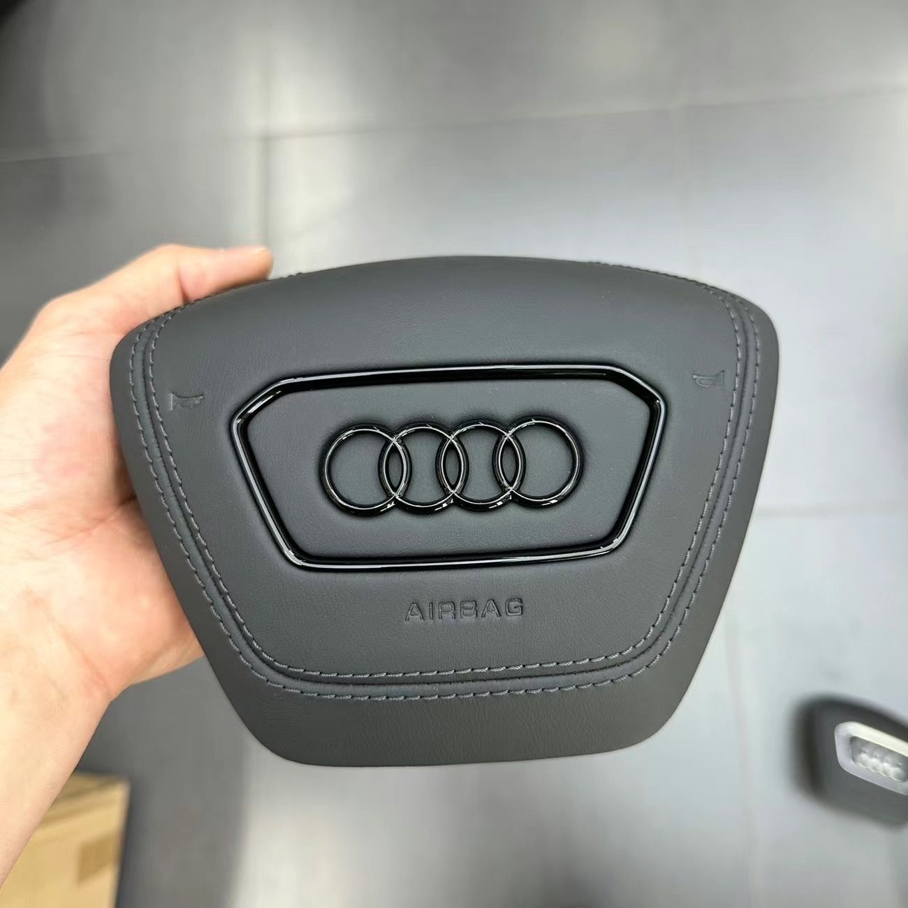 Applicable to the Audi A6 LC 8A7LA8 steering wheel cover, customizable genuine leather suede modification for the speaker cover, original cover plate.